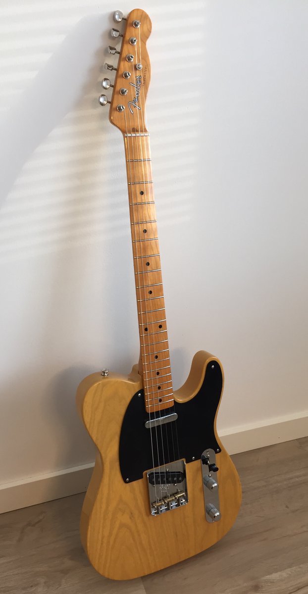 Fender AVRI 52 front.jpg